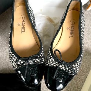 Chanel Tweed Patent cap toe flat size 37